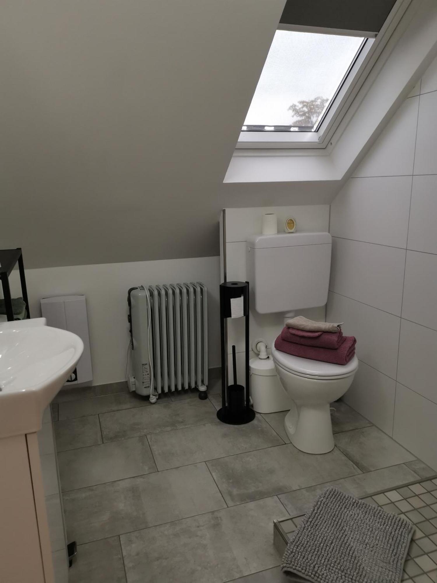 Dachzimmer Mit Kochecke Und Duschbad, Nahe Messe Hannover Exteriér fotografie